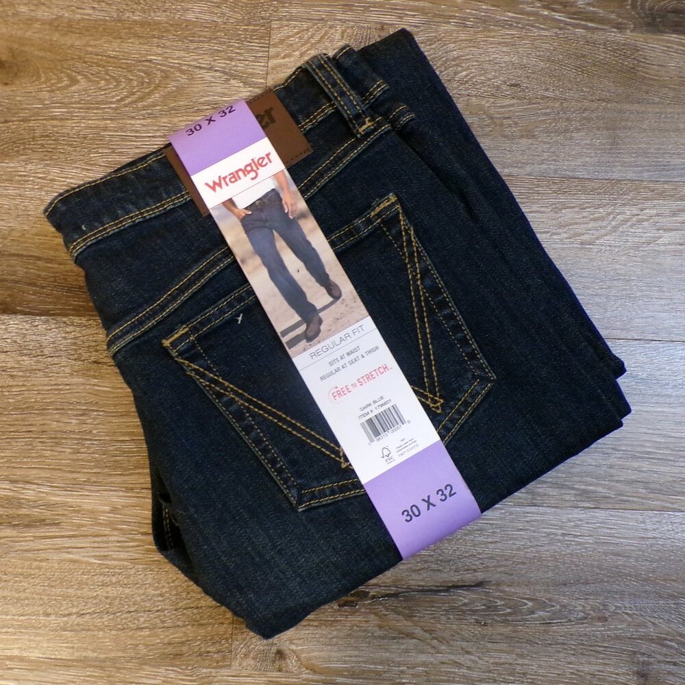 WRANGLER Men's 30x32 NWT Jeans Regular Fit Free To Stretch COLOR: DARK BLUE